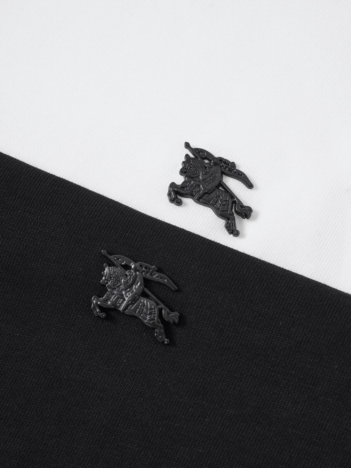 P75 Burberry巴宝莉 经典胸前logo短袖T恤 选用客供定制针织100%纯棉面打造,面料手感细腻，厚实有质感的纯棉布 高密度的机织工艺，如棉絮般柔紧致舒适 有挺括感，上身十分显型~ 精致饱满有质感将品牌的档次感完美呈现，无论内搭还是单穿都超级有型 宽松版型裁剪，随意上身！ 颜色：黑色，白色 尺码：S-XL