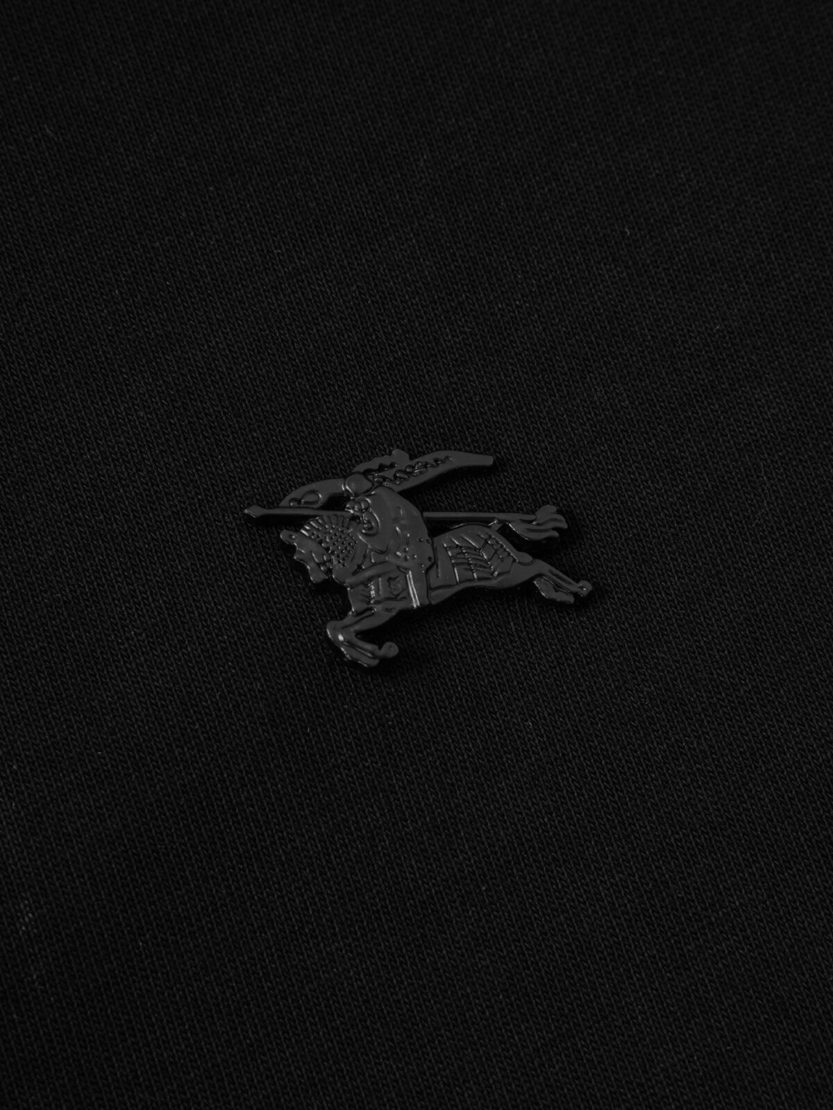 P75 Burberry巴宝莉 经典胸前logo短袖T恤 选用客供定制针织100%纯棉面打造,面料手感细腻，厚实有质感的纯棉布 高密度的机织工艺，如棉絮般柔紧致舒适 有挺括感，上身十分显型~ 精致饱满有质感将品牌的档次感完美呈现，无论内搭还是单穿都超级有型 宽松版型裁剪，随意上身！ 颜色：黑色，白色 尺码：S-XL