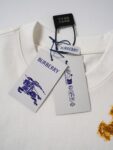 weigou_202848_3_c49632db1e P75 BURBERRY巴宝莉BBR 喷涂战马短袖T恤 原版4500购入,原版订织定染原版订织定染235g ,麻棉材质。进口机直喷,品质还原原版品质。后背字母logo反向直喷的,饰有马术骑士徽标(EKD)刺绣,呈现修身版型。来自 Burberry经典之作系列,以鲜明品牌风格诠释衣橱必备款式。纽扣开襟,前胸饰有马术骑士徽标(EKD)刺绣,男女同款,宽松版型 Size:S-XL