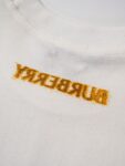 weigou_202848_6_34aa7335a6 P75 BURBERRY巴宝莉BBR 喷涂战马短袖T恤 原版4500购入,原版订织定染原版订织定染235g ,麻棉材质。进口机直喷,品质还原原版品质。后背字母logo反向直喷的,饰有马术骑士徽标(EKD)刺绣,呈现修身版型。来自 Burberry经典之作系列,以鲜明品牌风格诠释衣橱必备款式。纽扣开襟,前胸饰有马术骑士徽标(EKD)刺绣,男女同款,宽松版型 Size:S-XL