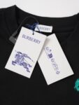 P75 BURBERRY巴宝莉BBR 喷涂战马短袖T恤 原版4500购入，原版订织定染原版订织定染235g ，麻棉材质。进口机直喷，品质还原原版品质。后背字母logo反向直喷的，饰有马术骑士徽标(EKD)刺绣，呈现修身版型。来自 Burberry经典之作系列，以鲜明品牌风格诠释衣橱必备款式。纽扣开襟，前胸饰有马术骑士徽标(EKD)刺绣，男女同款，宽松版型 Size：S-XL