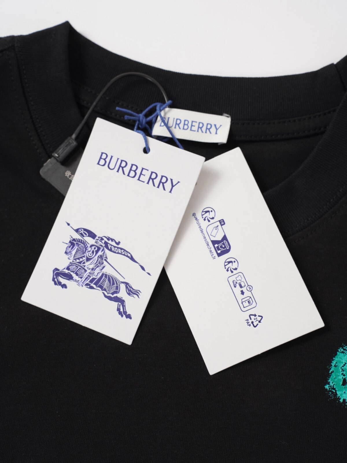 P75 BURBERRY巴宝莉BBR 喷涂战马短袖T恤 原版4500购入，原版订织定染原版订织定染235g ，麻棉材质。进口机直喷，品质还原原版品质。后背字母logo反向直喷的，饰有马术骑士徽标(EKD)刺绣，呈现修身版型。来自 Burberry经典之作系列，以鲜明品牌风格诠释衣橱必备款式。纽扣开襟，前胸饰有马术骑士徽标(EKD)刺绣，男女同款，宽松版型 Size：S-XL