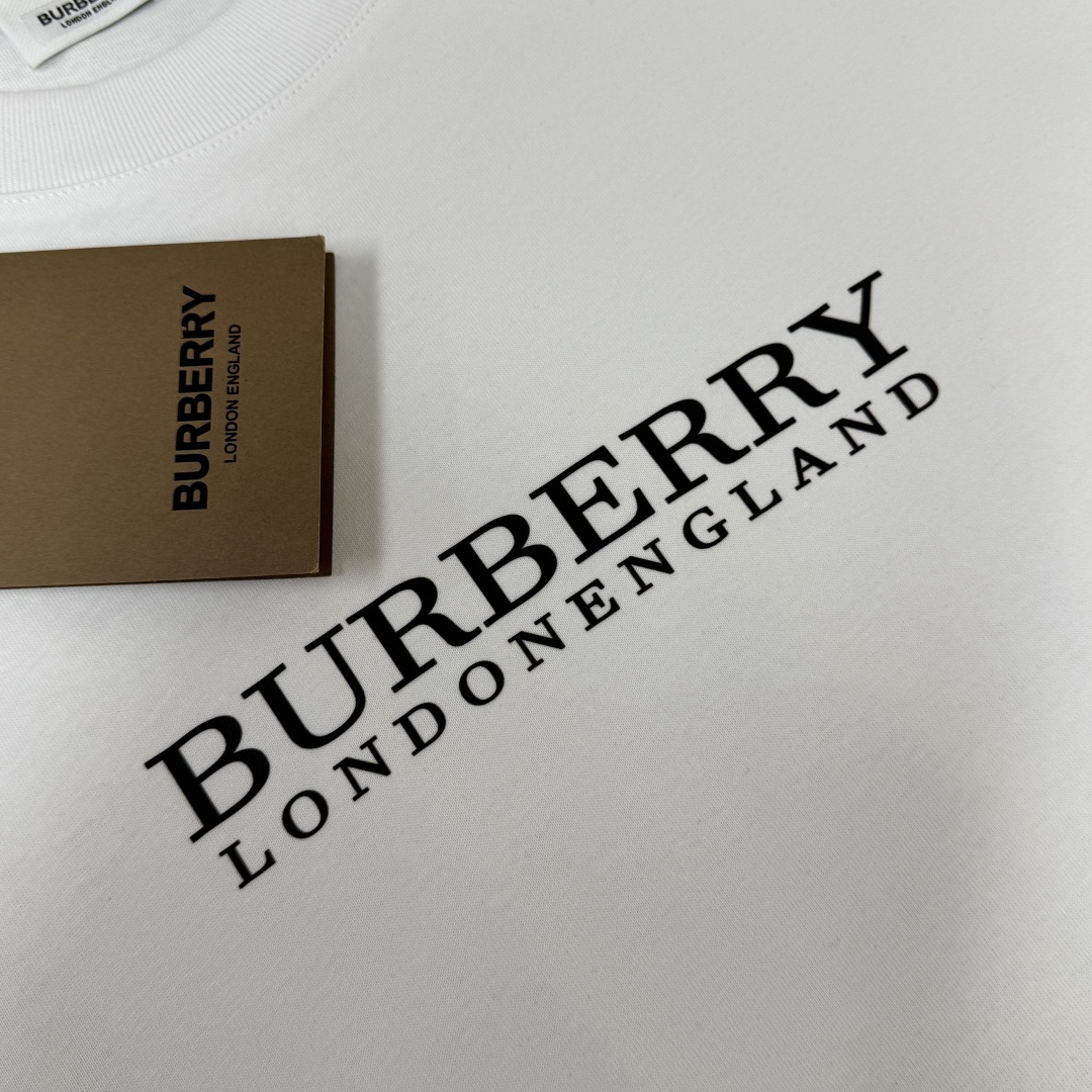 P75 A🍀BUR*BERRY 巴宝莉 26ss夏季新款时尚圆领短袖T恤 男女同款✅高标准定制，上身非常有型～定制240克超舒适纯棉面料，质感非常细腻，整体的触感舒适，亲肤效果也是极佳。且版型方面也是完美穿搭效果，完美的符合各种穿搭场合的所需。极为非凡，档次与魅力更是极为的出色亮眼，更能够彰显品牌规格与你对于时尚的追求！！ color：黑色 白色 sizeM-XXXL