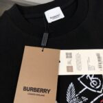 P75 💥 Bur*berry 巴宝莉 最新款情侣款短袖T恤～顶级撞色印花logo设计～面料上身舒适透气，不僵硬，修身的剪裁，采用高定定制纯棉面料！上身舒适有型，内搭单穿都完全没问题，时尚潮人必备！！！ 颜色：黑色 白 码数：M-3XL（下单请报身高体重）