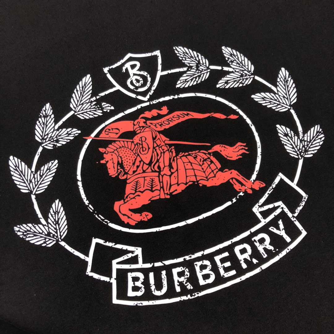 P75 💥 Bur*berry 巴宝莉 最新款情侣款短袖T恤～顶级撞色印花logo设计～面料上身舒适透气，不僵硬，修身的剪裁，采用高定定制纯棉面料！上身舒适有型，内搭单穿都完全没问题，时尚潮人必备！！！ 颜色：黑色 白 码数：M-3XL（下单请报身高体重）