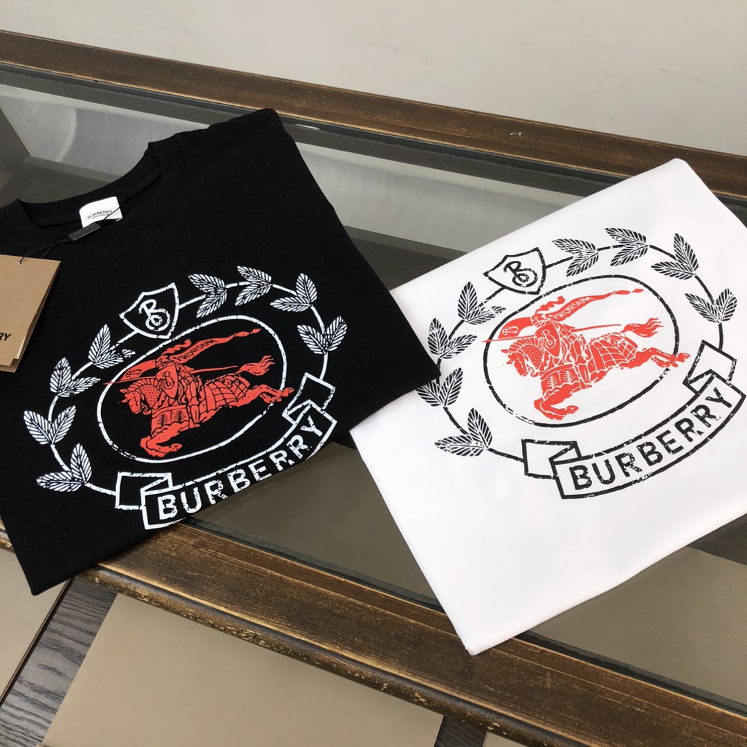 P75 💥 Bur*berry 巴宝莉 最新款情侣款短袖T恤～顶级撞色印花logo设计～面料上身舒适透气，不僵硬，修身的剪裁，采用高定定制纯棉面料！上身舒适有型，内搭单穿都完全没问题，时尚潮人必备！！！ 颜色：黑色 白 码数：M-3XL（下单请报身高体重）