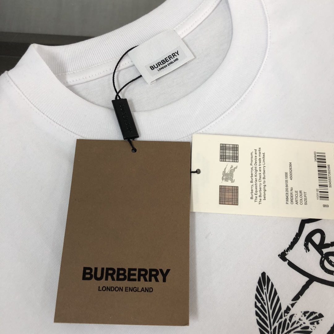 P75 💥 Bur*berry 巴宝莉 最新款情侣款短袖T恤～顶级撞色印花logo设计～面料上身舒适透气，不僵硬，修身的剪裁，采用高定定制纯棉面料！上身舒适有型，内搭单穿都完全没问题，时尚潮人必备！！！ 颜色：黑色 白 码数：M-3XL（下单请报身高体重）