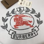 P75 💥 Bur*berry 巴宝莉 最新款情侣款短袖T恤～顶级撞色印花logo设计～面料上身舒适透气，不僵硬，修身的剪裁，采用高定定制纯棉面料！上身舒适有型，内搭单穿都完全没问题，时尚潮人必备！！！ 颜色：黑色 白 码数：M-3XL（下单请报身高体重）