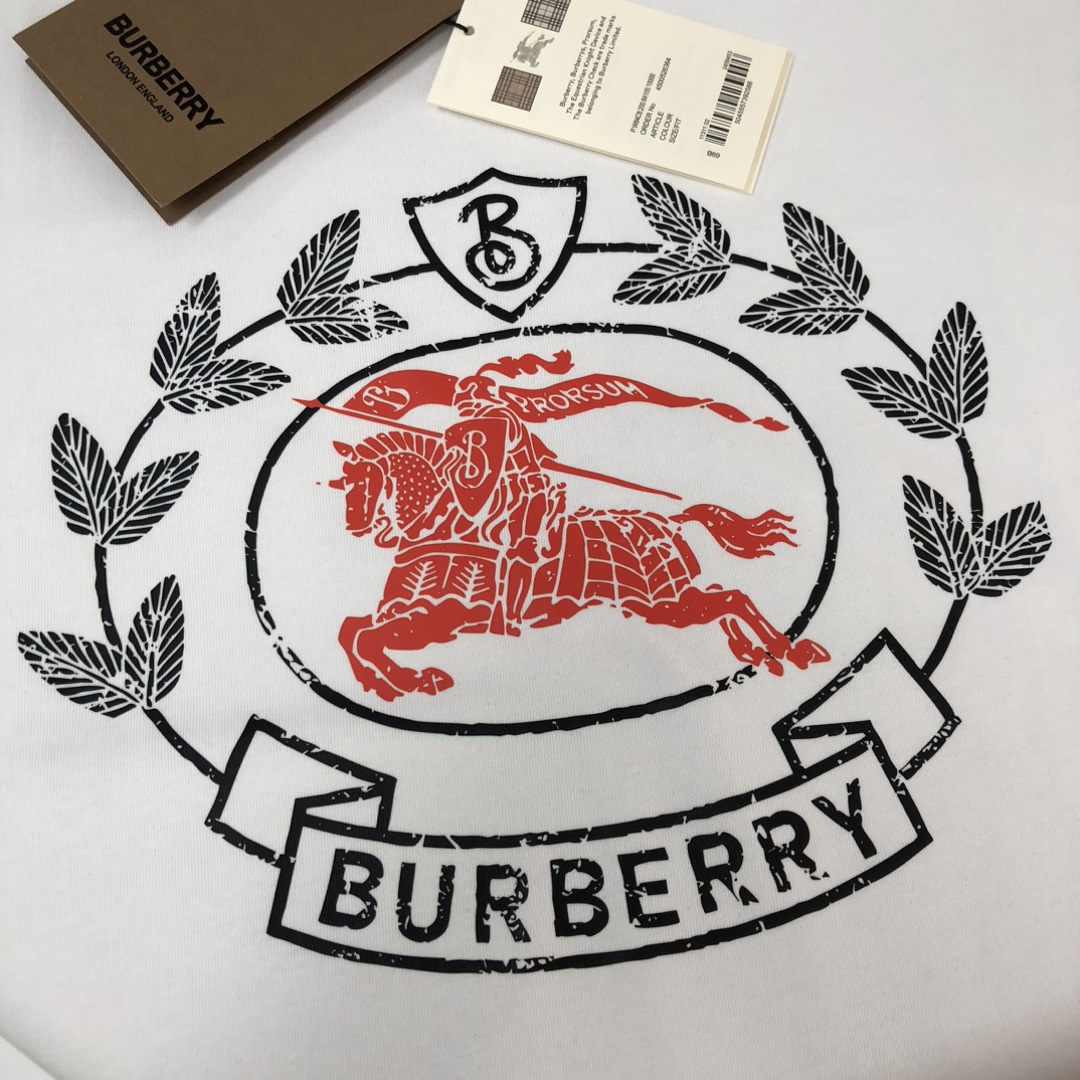 P75 💥 Bur*berry 巴宝莉 最新款情侣款短袖T恤～顶级撞色印花logo设计～面料上身舒适透气，不僵硬，修身的剪裁，采用高定定制纯棉面料！上身舒适有型，内搭单穿都完全没问题，时尚潮人必备！！！ 颜色：黑色 白 码数：M-3XL（下单请报身高体重）