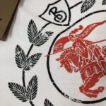 P75 💥 Bur*berry 巴宝莉 最新款情侣款短袖T恤～顶级撞色印花logo设计～面料上身舒适透气，不僵硬，修身的剪裁，采用高定定制纯棉面料！上身舒适有型，内搭单穿都完全没问题，时尚潮人必备！！！ 颜色：黑色 白 码数：M-3XL（下单请报身高体重）