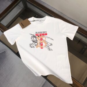 P75 💥 巴宝莉 夏季新款圆领短袖T恤！270克重磅高端纯棉面料，手感质感都极完美！修身裁剪设计干净利落！时尚又好看！走线做工非常精致！版型效果超赞！而且透气性能超强！任何年龄阶段都可轻松驾驭，男士衣橱里必备的单品。 颜色： 白 黑色 码数：M-3XL （下单请报身高体重）