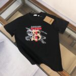 weigou_203038_0_0dcd9200e6 P75 💥 巴宝莉 夏季新款圆领短袖T恤!270克重磅高端纯棉面料,手感质感都极完美!修身裁剪设计干净利落!时尚又好看!走线做工非常精致!版型效果超赞!而且透气性能超强!任何年龄阶段都可轻松驾驭,男士衣橱里必备的单品。 颜色: 白 黑色 码数:M-3XL (下单请报身高体重)