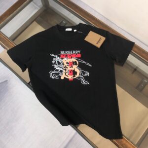 P75 💥 巴宝莉 夏季新款圆领短袖T恤！270克重磅高端纯棉面料，手感质感都极完美！修身裁剪设计干净利落！时尚又好看！走线做工非常精致！版型效果超赞！而且透气性能超强！任何年龄阶段都可轻松驾驭，男士衣橱里必备的单品。 颜色： 白 黑色 码数：M-3XL （下单请报身高体重）