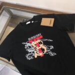 weigou_203038_2_ae81fd143e P75 💥 巴宝莉 夏季新款圆领短袖T恤!270克重磅高端纯棉面料,手感质感都极完美!修身裁剪设计干净利落!时尚又好看!走线做工非常精致!版型效果超赞!而且透气性能超强!任何年龄阶段都可轻松驾驭,男士衣橱里必备的单品。 颜色: 白 黑色 码数:M-3XL (下单请报身高体重)