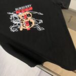 weigou_203038_6_9028b5bf65 P75 💥 巴宝莉 夏季新款圆领短袖T恤!270克重磅高端纯棉面料,手感质感都极完美!修身裁剪设计干净利落!时尚又好看!走线做工非常精致!版型效果超赞!而且透气性能超强!任何年龄阶段都可轻松驾驭,男士衣橱里必备的单品。 颜色: 白 黑色 码数:M-3XL (下单请报身高体重)