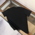 weigou_203038_7_aaf72fcf98 P75 💥 巴宝莉 夏季新款圆领短袖T恤!270克重磅高端纯棉面料,手感质感都极完美!修身裁剪设计干净利落!时尚又好看!走线做工非常精致!版型效果超赞!而且透气性能超强!任何年龄阶段都可轻松驾驭,男士衣橱里必备的单品。 颜色: 白 黑色 码数:M-3XL (下单请报身高体重)