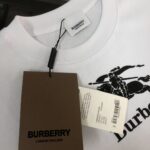 P75 💥 BUR*BERRY 巴宝莉 最新款情侣款圆领短袖 情侣T恤～ 春夏新品 高品质 🔥🔥时尚百搭潮款 定制进口面料 ！穿着舒适 透气 时尚不失个性 上身休闲随性 帅气有型 彰显大牌气质！ 颜色：黑色 白色 尺码：M-3XL (下单请报身高体重)