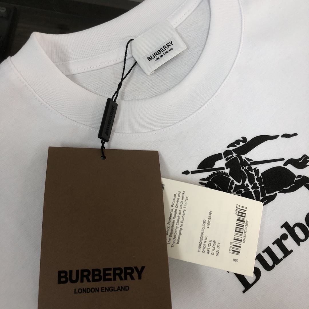 P75 💥 BUR*BERRY 巴宝莉 最新款情侣款圆领短袖 情侣T恤～ 春夏新品 高品质 🔥🔥时尚百搭潮款 定制进口面料 ！穿着舒适 透气 时尚不失个性 上身休闲随性 帅气有型 彰显大牌气质！ 颜色：黑色 白色 尺码：M-3XL (下单请报身高体重)