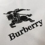 P75 💥 BUR*BERRY 巴宝莉 最新款情侣款圆领短袖 情侣T恤～ 春夏新品 高品质 🔥🔥时尚百搭潮款 定制进口面料 ！穿着舒适 透气 时尚不失个性 上身休闲随性 帅气有型 彰显大牌气质！ 颜色：黑色 白色 尺码：M-3XL (下单请报身高体重)