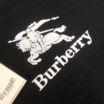 P75 💥 BUR*BERRY 巴宝莉 最新款情侣款圆领短袖 情侣T恤～ 春夏新品 高品质 🔥🔥时尚百搭潮款 定制进口面料 ！穿着舒适 透气 时尚不失个性 上身休闲随性 帅气有型 彰显大牌气质！ 颜色：黑色 白色 尺码：M-3XL (下单请报身高体重)