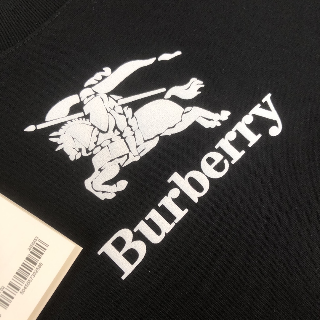 P75 💥 BUR*BERRY 巴宝莉 最新款情侣款圆领短袖 情侣T恤～ 春夏新品 高品质 🔥🔥时尚百搭潮款 定制进口面料 ！穿着舒适 透气 时尚不失个性 上身休闲随性 帅气有型 彰显大牌气质！ 颜色：黑色 白色 尺码：M-3XL (下单请报身高体重)