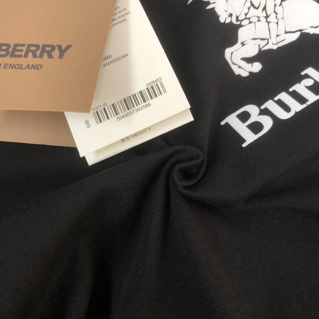 P75 💥 BUR*BERRY 巴宝莉 最新款情侣款圆领短袖 情侣T恤～ 春夏新品 高品质 🔥🔥时尚百搭潮款 定制进口面料 ！穿着舒适 透气 时尚不失个性 上身休闲随性 帅气有型 彰显大牌气质！ 颜色：黑色 白色 尺码：M-3XL (下单请报身高体重)