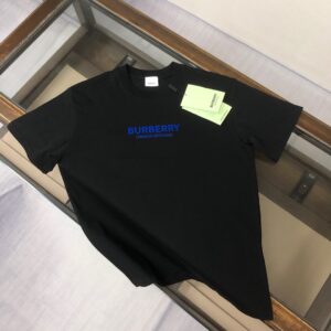 P75 💥 BURBERRY 巴宝莉 夏季新款圆领短袖T恤！270克重磅高端纯棉面料，手感质感都极完美！修身裁剪设计干净利落！时尚又好看！走线做工非常精致！版型效果超赞！而且透气性能超强！任何年龄阶段都可轻松驾驭，男士衣橱里必备的单品。 颜色： 白 黑色 码数：M-3XL （下单请报身高体重）