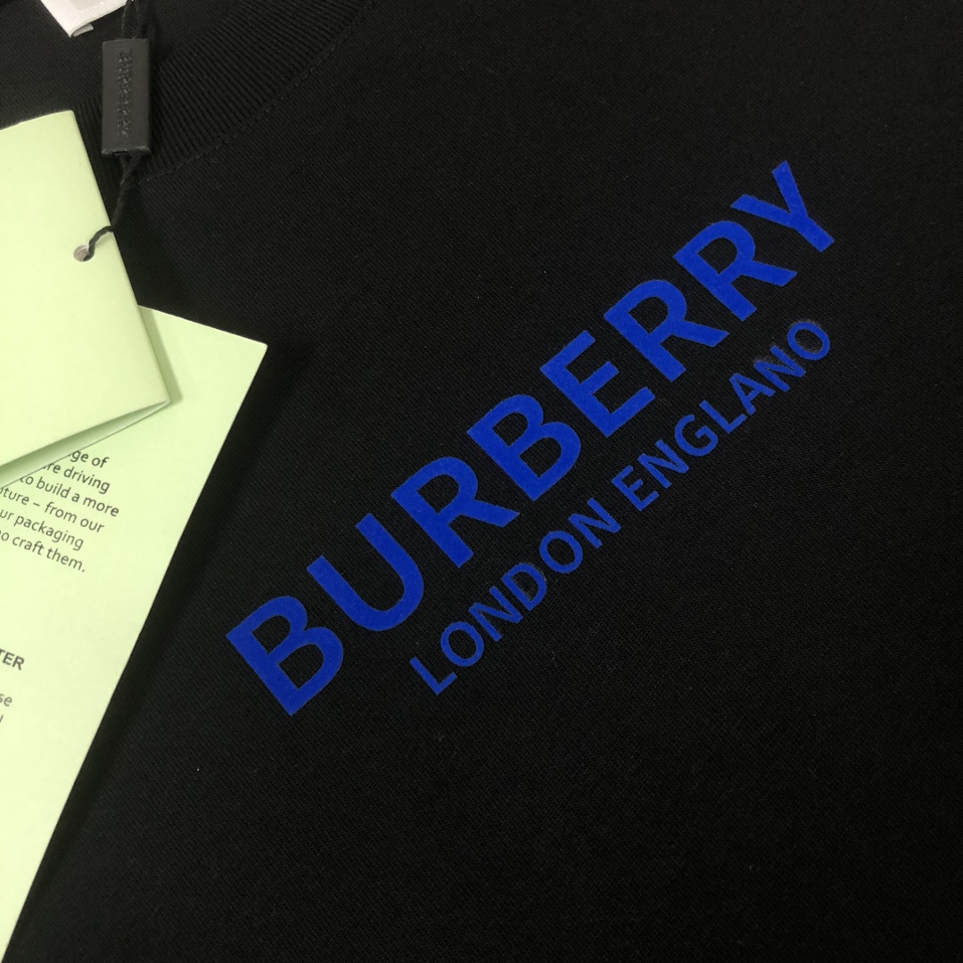 weigou_203115_4_4a8dd2ac5b P75 💥 BURBERRY 巴宝莉 夏季新款圆领短袖T恤!270克重磅高端纯棉面料,手感质感都极完美!修身裁剪设计干净利落!时尚又好看!走线做工非常精致!版型效果超赞!而且透气性能超强!任何年龄阶段都可轻松驾驭,男士衣橱里必备的单品。 颜色: 白 黑色 码数:M-3XL (下单请报身高体重)