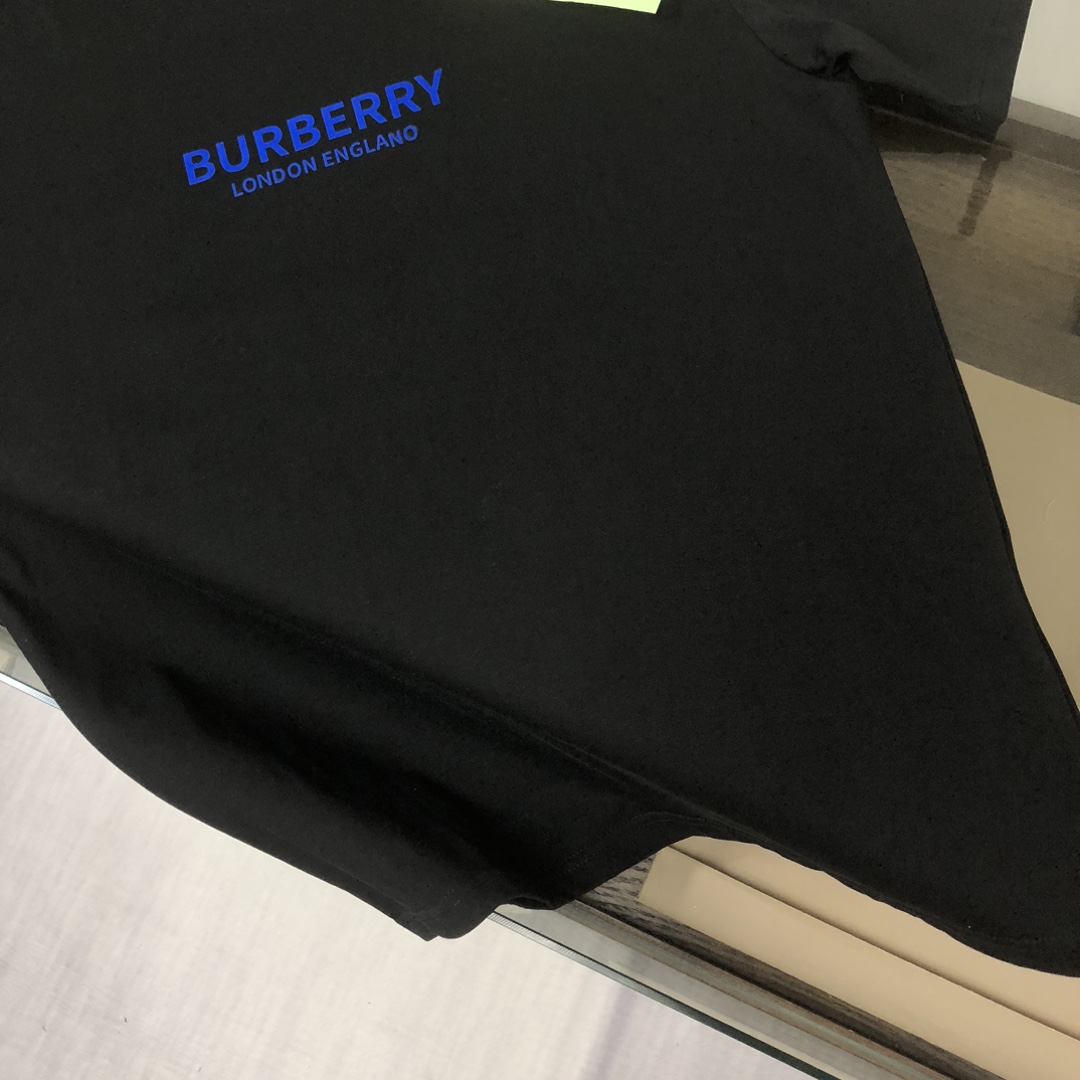 weigou_203115_6_9b335dd96c P75 💥 BURBERRY 巴宝莉 夏季新款圆领短袖T恤!270克重磅高端纯棉面料,手感质感都极完美!修身裁剪设计干净利落!时尚又好看!走线做工非常精致!版型效果超赞!而且透气性能超强!任何年龄阶段都可轻松驾驭,男士衣橱里必备的单品。 颜色: 白 黑色 码数:M-3XL (下单请报身高体重)