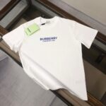 P75 💥 BURBERRY 巴宝莉 夏季新款圆领短袖T恤！270克重磅高端纯棉面料，手感质感都极完美！修身裁剪设计干净利落！时尚又好看！走线做工非常精致！版型效果超赞！而且透气性能超强！任何年龄阶段都可轻松驾驭，男士衣橱里必备的单品。 颜色： 白 黑色 码数：M-3XL （下单请报身高体重）