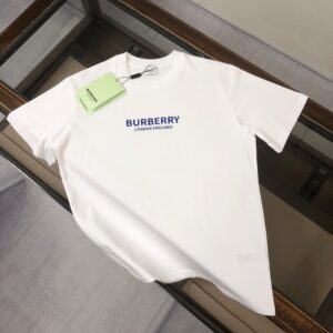 P75 💥 BURBERRY 巴宝莉 夏季新款圆领短袖T恤！270克重磅高端纯棉面料，手感质感都极完美！修身裁剪设计干净利落！时尚又好看！走线做工非常精致！版型效果超赞！而且透气性能超强！任何年龄阶段都可轻松驾驭，男士衣橱里必备的单品。 颜色： 白 黑色 码数：M-3XL （下单请报身高体重）
