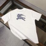 P75 💥 BURBERRY 巴宝莉 夏季新款圆领短袖T恤！270克重磅高端纯棉面料，手感质感都极完美！修身裁剪设计干净利落！时尚又好看！走线做工非常精致！版型效果超赞！而且透气性能超强！任何年龄阶段都可轻松驾驭，男士衣橱里必备的单品。 颜色： 白 黑色 码数：M-3XL （下单请报身高体重）