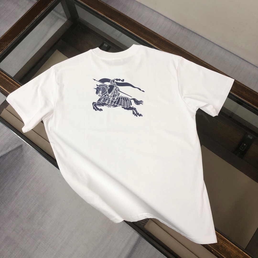 P75 💥 BURBERRY 巴宝莉 夏季新款圆领短袖T恤！270克重磅高端纯棉面料，手感质感都极完美！修身裁剪设计干净利落！时尚又好看！走线做工非常精致！版型效果超赞！而且透气性能超强！任何年龄阶段都可轻松驾驭，男士衣橱里必备的单品。 颜色： 白 黑色 码数：M-3XL （下单请报身高体重）