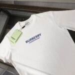 P75 💥 BURBERRY 巴宝莉 夏季新款圆领短袖T恤！270克重磅高端纯棉面料，手感质感都极完美！修身裁剪设计干净利落！时尚又好看！走线做工非常精致！版型效果超赞！而且透气性能超强！任何年龄阶段都可轻松驾驭，男士衣橱里必备的单品。 颜色： 白 黑色 码数：M-3XL （下单请报身高体重）