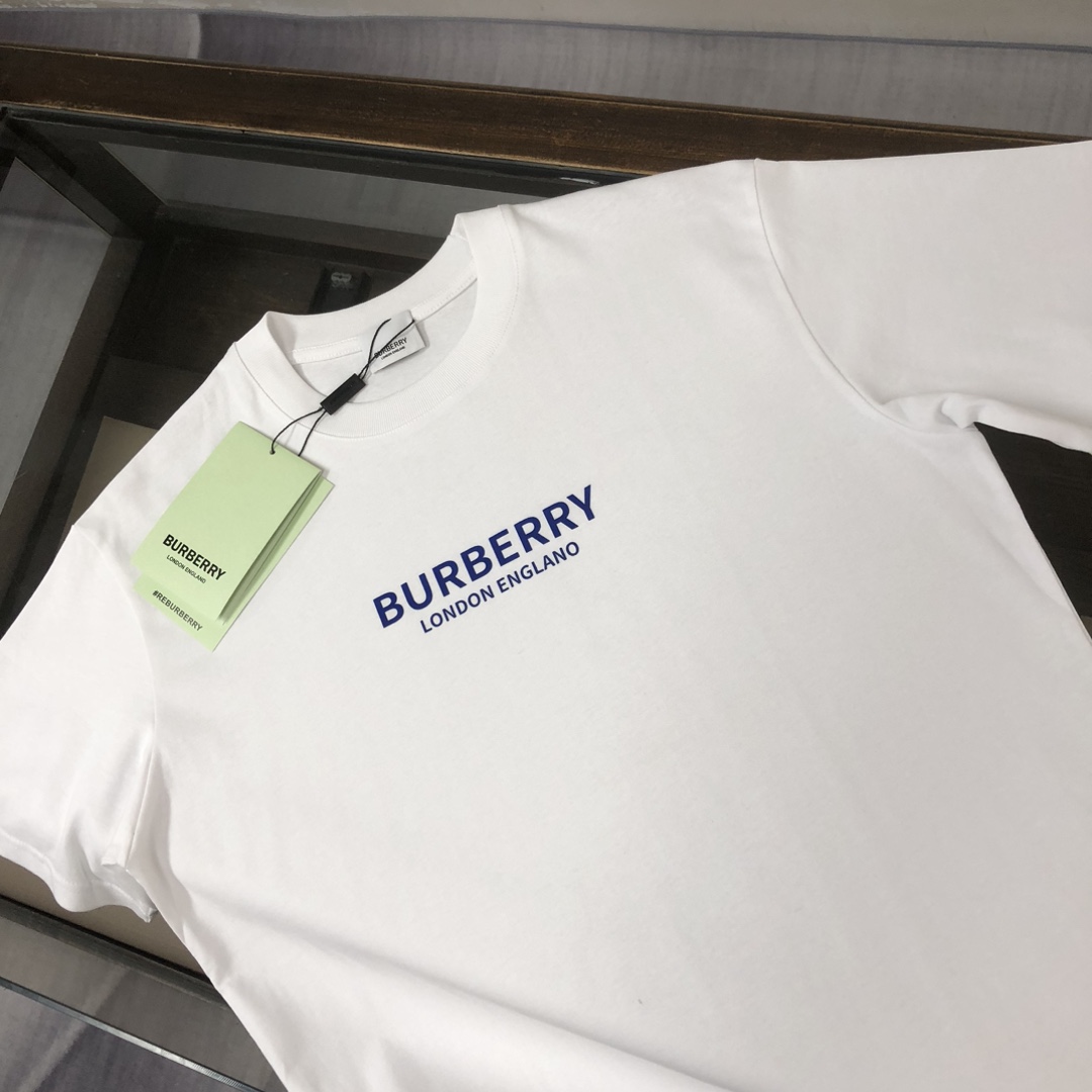 P75 💥 BURBERRY 巴宝莉 夏季新款圆领短袖T恤！270克重磅高端纯棉面料，手感质感都极完美！修身裁剪设计干净利落！时尚又好看！走线做工非常精致！版型效果超赞！而且透气性能超强！任何年龄阶段都可轻松驾驭，男士衣橱里必备的单品。 颜色： 白 黑色 码数：M-3XL （下单请报身高体重）