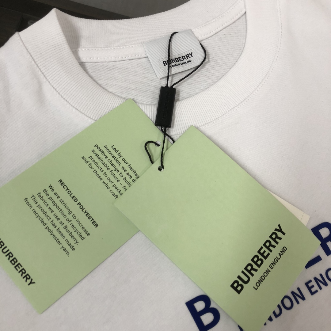 P75 💥 BURBERRY 巴宝莉 夏季新款圆领短袖T恤！270克重磅高端纯棉面料，手感质感都极完美！修身裁剪设计干净利落！时尚又好看！走线做工非常精致！版型效果超赞！而且透气性能超强！任何年龄阶段都可轻松驾驭，男士衣橱里必备的单品。 颜色： 白 黑色 码数：M-3XL （下单请报身高体重）