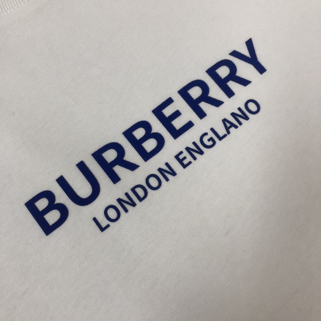 P75 💥 BURBERRY 巴宝莉 夏季新款圆领短袖T恤！270克重磅高端纯棉面料，手感质感都极完美！修身裁剪设计干净利落！时尚又好看！走线做工非常精致！版型效果超赞！而且透气性能超强！任何年龄阶段都可轻松驾驭，男士衣橱里必备的单品。 颜色： 白 黑色 码数：M-3XL （下单请报身高体重）