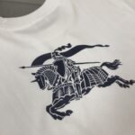 P75 💥 BURBERRY 巴宝莉 夏季新款圆领短袖T恤！270克重磅高端纯棉面料，手感质感都极完美！修身裁剪设计干净利落！时尚又好看！走线做工非常精致！版型效果超赞！而且透气性能超强！任何年龄阶段都可轻松驾驭，男士衣橱里必备的单品。 颜色： 白 黑色 码数：M-3XL （下单请报身高体重）