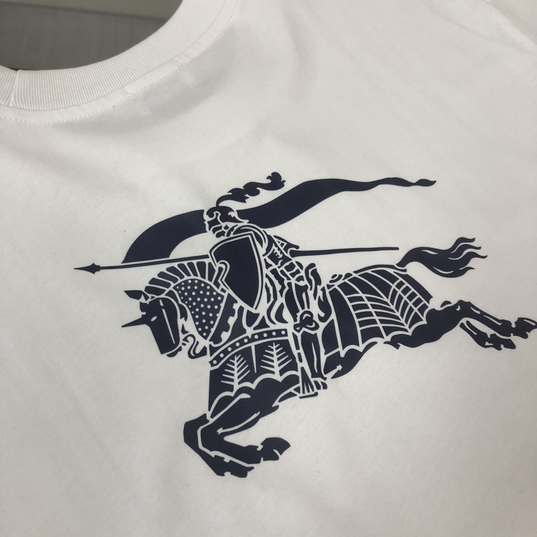 P75 💥 BURBERRY 巴宝莉 夏季新款圆领短袖T恤！270克重磅高端纯棉面料，手感质感都极完美！修身裁剪设计干净利落！时尚又好看！走线做工非常精致！版型效果超赞！而且透气性能超强！任何年龄阶段都可轻松驾驭，男士衣橱里必备的单品。 颜色： 白 黑色 码数：M-3XL （下单请报身高体重）