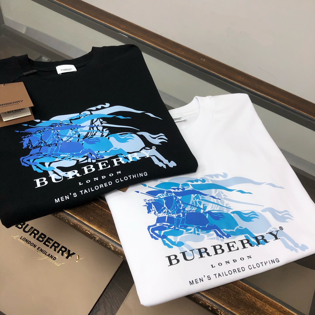 P75 🍃BUR*BERRY 巴宝莉 2025新款男士圆领短袖 情侣T恤～ 高品质 🔥🔥胸前幻影重叠战马图案印花设计，时尚百搭潮款 定制进口面料 ！穿着舒适 透气 时尚不失个性 上身休闲随性 帅气有型 彰显大牌气质。三标齐全！！ 颜色：黑色 白色 尺码：M-XXXL