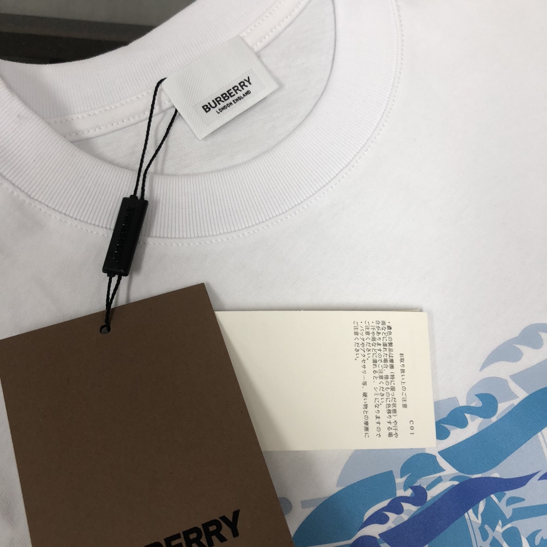 P75 🍃BUR*BERRY 巴宝莉 2025新款男士圆领短袖 情侣T恤～ 高品质 🔥🔥胸前幻影重叠战马图案印花设计，时尚百搭潮款 定制进口面料 ！穿着舒适 透气 时尚不失个性 上身休闲随性 帅气有型 彰显大牌气质。三标齐全！！ 颜色：黑色 白色 尺码：M-XXXL