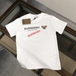 P75 💥BURBERRY 巴宝莉2025新款男士圆领短袖 情侣T恤 春夏新品 高品质 🔥🔥时尚百搭潮款 定制进口面料 穿着舒适 透气 时尚不失个性 上身休闲随性 帅气有型 彰显大牌气质。三标齐全！！ 颜色：黑色 白色 尺码：M-XXXL