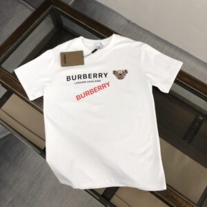 P75 💥BURBERRY 巴宝莉2025新款男士圆领短袖 情侣T恤 春夏新品 高品质 🔥🔥时尚百搭潮款 定制进口面料 穿着舒适 透气 时尚不失个性 上身休闲随性 帅气有型 彰显大牌气质。三标齐全！！ 颜色：黑色 白色 尺码：M-XXXL