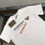 P75 💥BURBERRY 巴宝莉2025新款男士圆领短袖 情侣T恤 春夏新品 高品质 🔥🔥时尚百搭潮款 定制进口面料 穿着舒适 透气 时尚不失个性 上身休闲随性 帅气有型 彰显大牌气质。三标齐全！！ 颜色：黑色 白色 尺码：M-XXXL