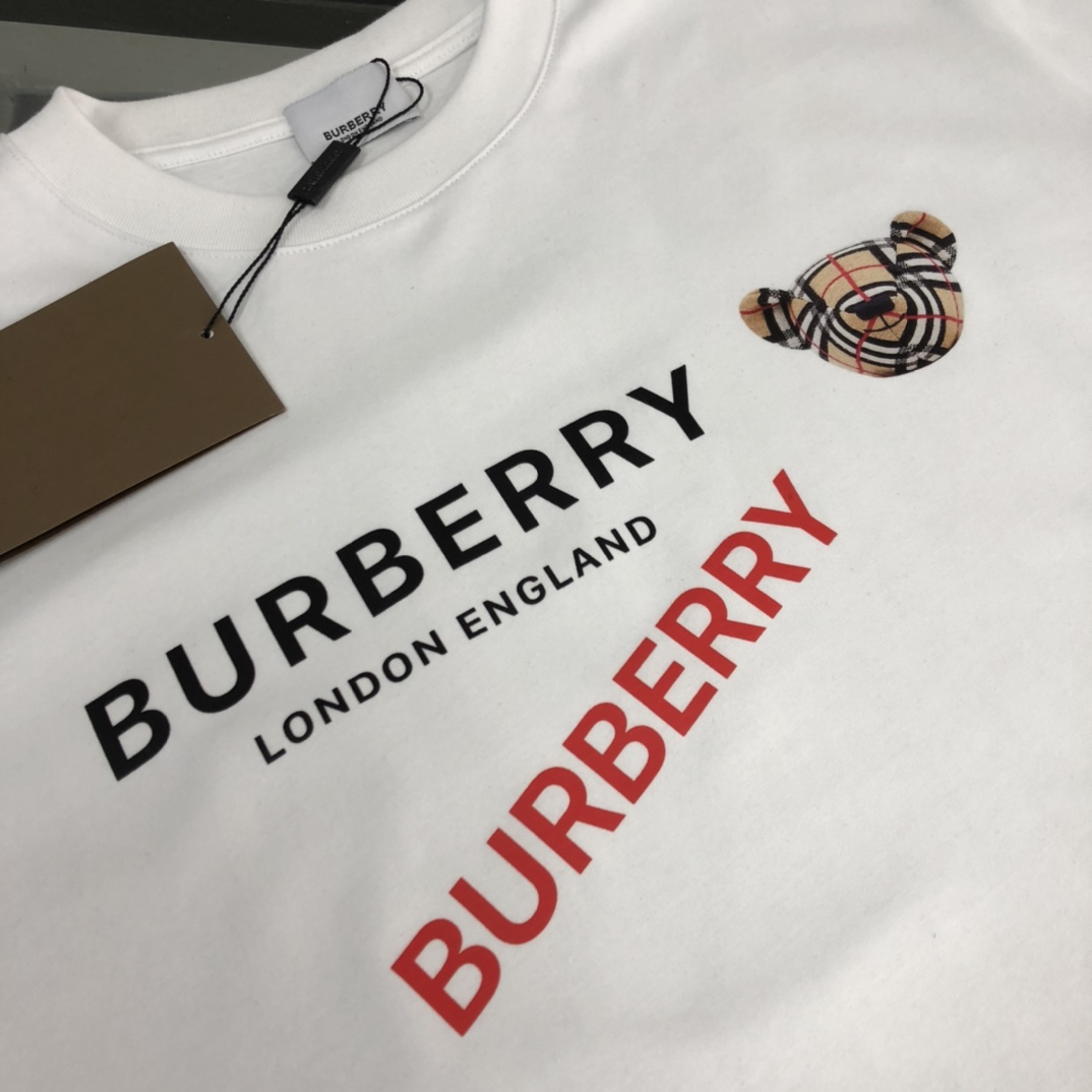 P75 💥BURBERRY 巴宝莉2025新款男士圆领短袖 情侣T恤 春夏新品 高品质 🔥🔥时尚百搭潮款 定制进口面料 穿着舒适 透气 时尚不失个性 上身休闲随性 帅气有型 彰显大牌气质。三标齐全！！ 颜色：黑色 白色 尺码：M-XXXL
