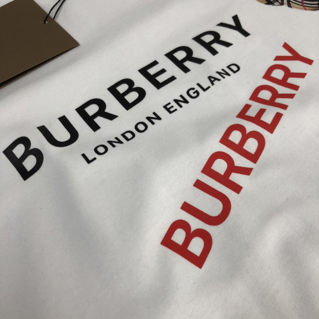 P75 💥BURBERRY 巴宝莉2025新款男士圆领短袖 情侣T恤 春夏新品 高品质 🔥🔥时尚百搭潮款 定制进口面料 穿着舒适 透气 时尚不失个性 上身休闲随性 帅气有型 彰显大牌气质。三标齐全！！ 颜色：黑色 白色 尺码：M-XXXL