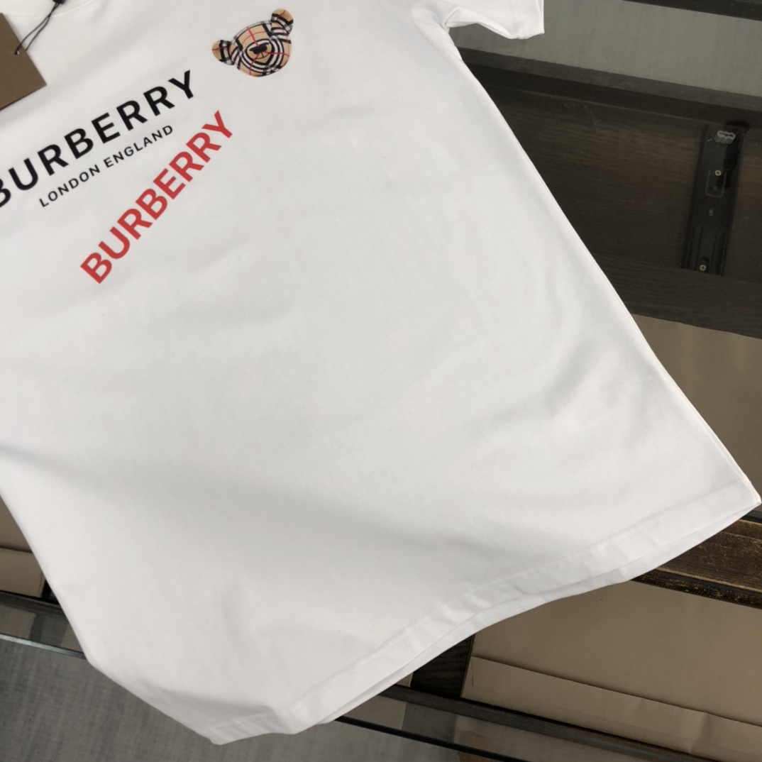 P75 💥BURBERRY 巴宝莉2025新款男士圆领短袖 情侣T恤 春夏新品 高品质 🔥🔥时尚百搭潮款 定制进口面料 穿着舒适 透气 时尚不失个性 上身休闲随性 帅气有型 彰显大牌气质。三标齐全！！ 颜色：黑色 白色 尺码：M-XXXL