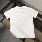 P75 💥BURBERRY 巴宝莉2025新款男士圆领短袖 情侣T恤 春夏新品 高品质 🔥🔥时尚百搭潮款 定制进口面料 穿着舒适 透气 时尚不失个性 上身休闲随性 帅气有型 彰显大牌气质。三标齐全！！ 颜色：黑色 白色 尺码：M-XXXL