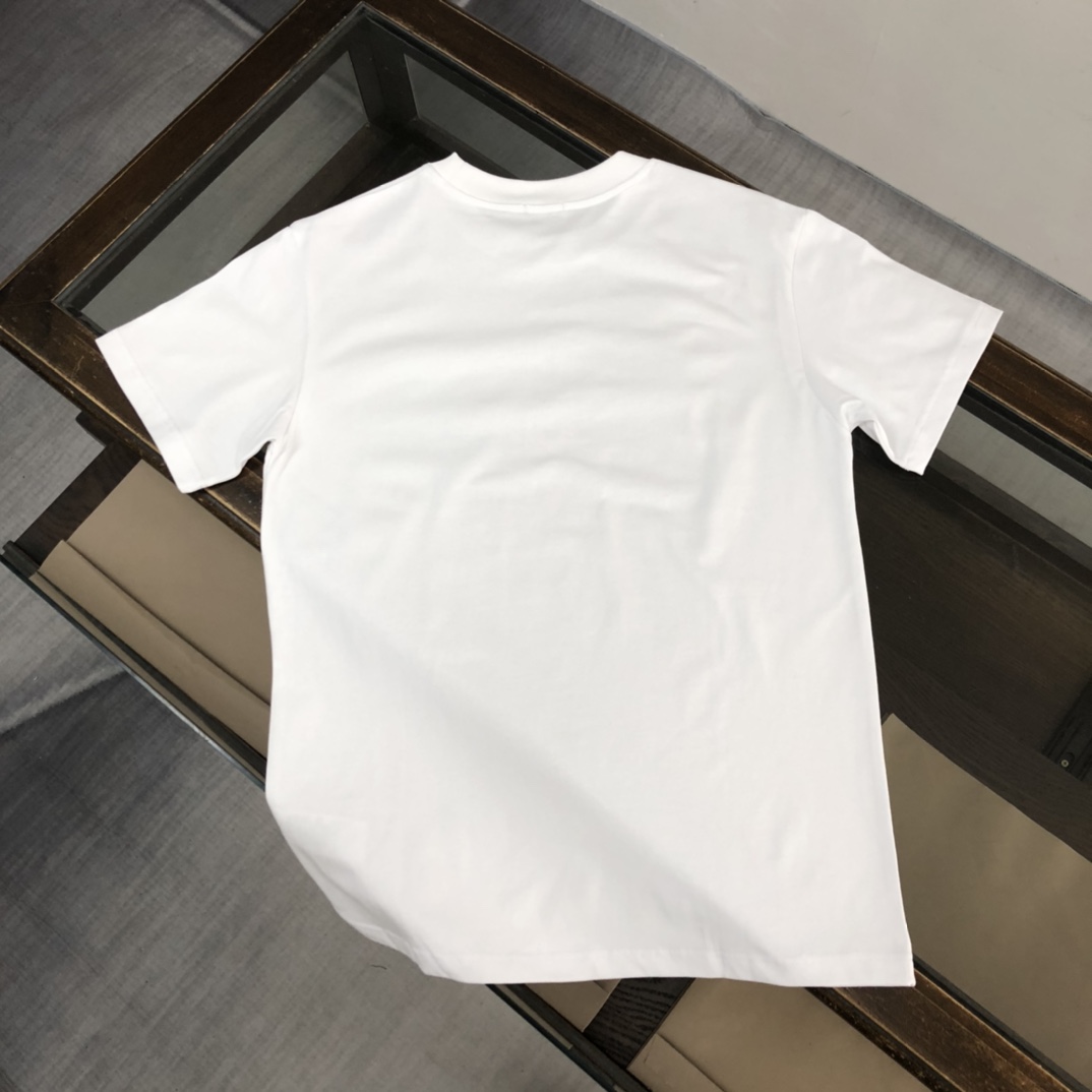 P75 💥BURBERRY 巴宝莉2025新款男士圆领短袖 情侣T恤 春夏新品 高品质 🔥🔥时尚百搭潮款 定制进口面料 穿着舒适 透气 时尚不失个性 上身休闲随性 帅气有型 彰显大牌气质。三标齐全！！ 颜色：黑色 白色 尺码：M-XXXL