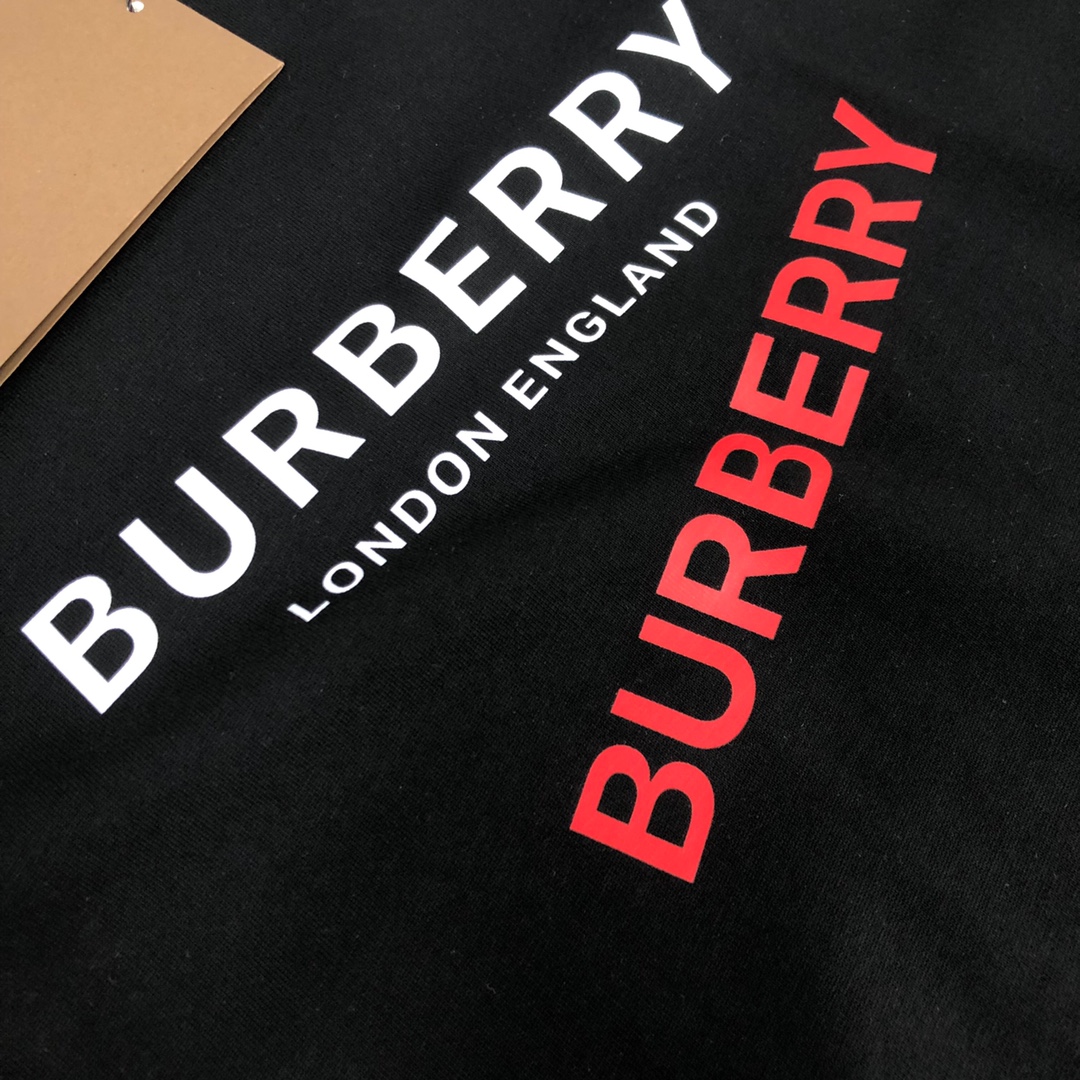 P75 💥BURBERRY 巴宝莉2025新款男士圆领短袖 情侣T恤 春夏新品 高品质 🔥🔥时尚百搭潮款 定制进口面料 穿着舒适 透气 时尚不失个性 上身休闲随性 帅气有型 彰显大牌气质。三标齐全！！ 颜色：黑色 白色 尺码：M-XXXL